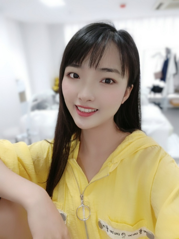 布丁房房-广西壮族自治区·南宁市·青秀区-抖音，***，快手-很喜欢拍照，自由职业，梦想去旅拍，去很多地方去看，去记录那些不曾见过的风景，想接寄拍，买家秀。