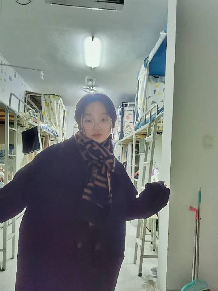 霓霓¹-河南省·信阳市·浉河区--在校大学生,课余时间比较多,平时喜欢跳舞、拍照等,新人报道,多多关照