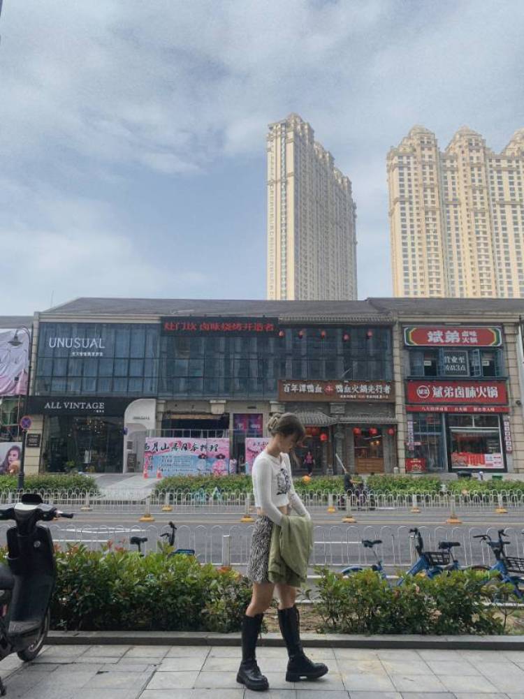 慢慢-湖北省·襄阳市·樊城区--爱好穿搭 摄影 会拍照 会p图 大学生一枚 时间自由 买家秀 淘宝逛逛种草带货 短视频vlog创作 开箱测评 免费试用