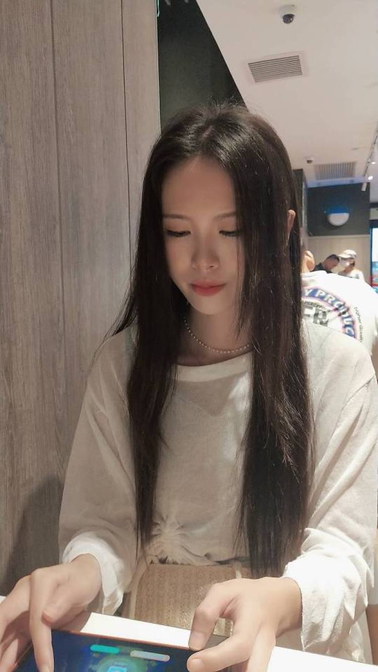 花花与狼-广东省·揭阳市·普宁市--直播带货(服装,有经验),寄拍,手模,瞳模,腿模,开箱测评,有相机📷 ,会剪辑,会P图,身高163cm,体重86kg