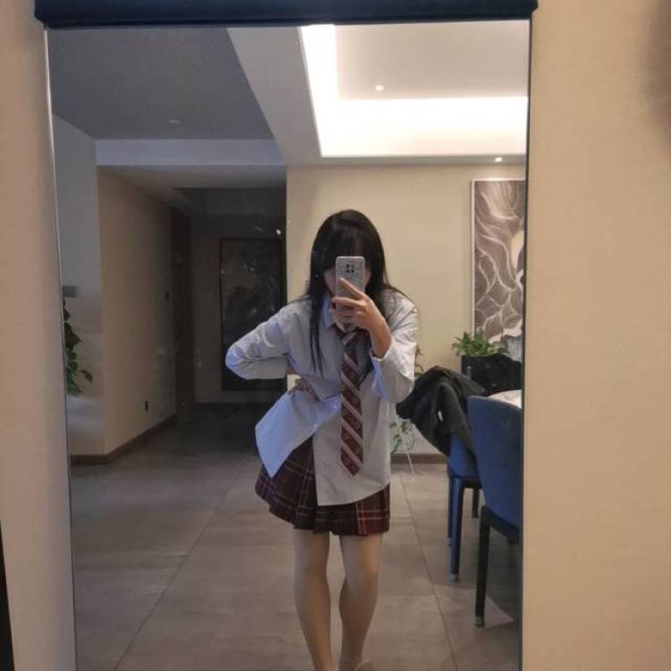 ᯤʸ ᵒ ᵘ-云南省·昆明市·五华区-抖音 ***-接寄拍 三坑 常服 配饰都可身高1620体重52 会拍照 会p图