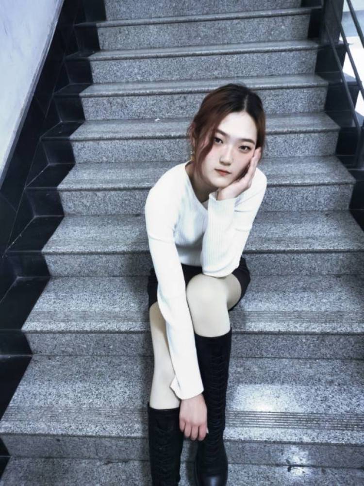 温炫-河南省·安阳市·滑县--在校大学生一名，喜欢拍照，P图也多少了解一点，身高163cm，体重48kg，想接一些寄拍，衣服、鞋子、包包都可以，非诚勿扰