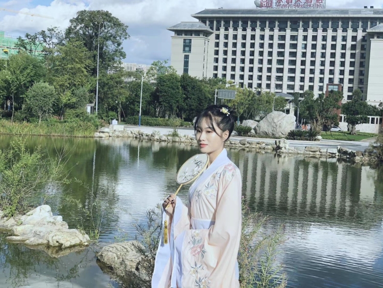 晴天不喝可乐-云南省·楚雄彝族自治州·楚雄市-抖音，微博，快手，***-年龄:22岁身高:168cm体重:44kg特长:舞蹈
接寄拍 送拍 买家秀