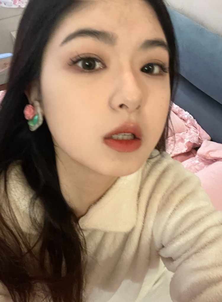 拜托🙏别吃了-辽宁省·抚顺市·新抚区-抖音-影视表演专业生 可接寄拍 买家秀 兼职模特商演 有过拍摄经验 身高163体重96斤 适合风格多样化 甜美 甜辣 汉服皆可 望可以与您合作