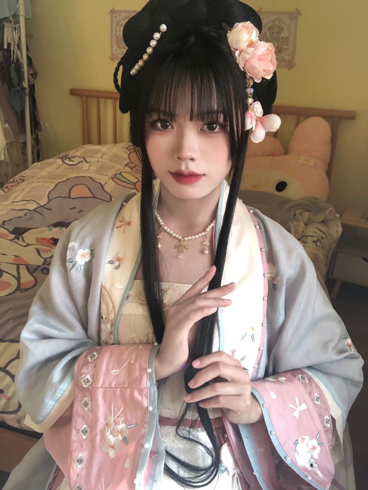 小何才露煎煎饺-广西壮族自治区·钦州市·灵山县-快手-爱好拍照,喜欢三坑,什么风格都可以驾驭得了,衣服包包化妆品首饰都可以