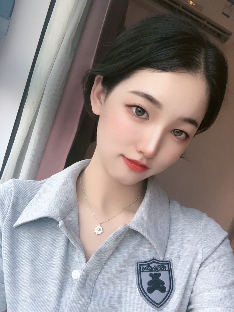 始于脸红-上海市·上海市·静安区--学生  目前假期中 时间自由充足，平时喜欢逛街 美食 拍照  
可接寄拍 买家秀 网拍 衣服 鞋包 饰品 化妆品类等 
特长：服装搭配 构图  p图 会简单的视频剪辑  写稿 文案 种草笔记  
  
