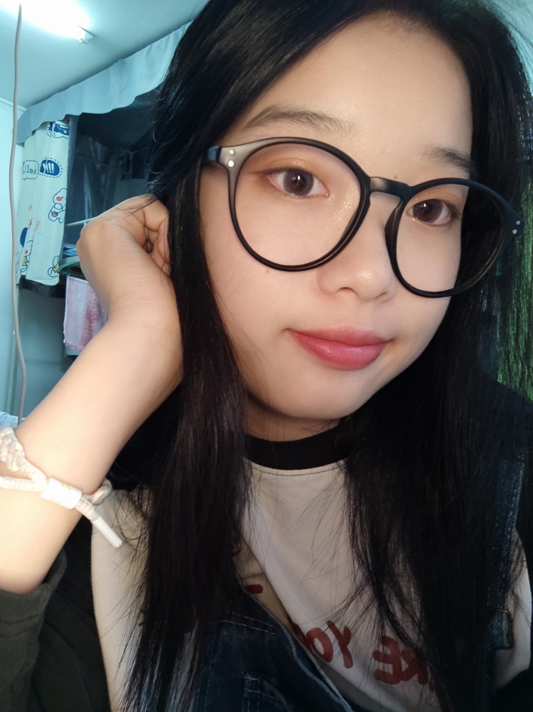 凡凡子.-湖北省·武汉市·江夏区-***-接寄拍，买家秀，视频剪辑。18岁，在校大学生，平时喜欢拍照，自己也很擅长拍照，性格活泼可爱，喜欢化妆，各种风格都可以驾驭，平时风格偏甜美，休闲，淑女。活力满满。