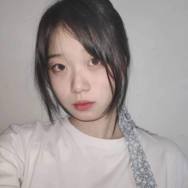 凡凡子.-湖北省·武汉市·江夏区-***-接寄拍,买家秀,视频剪辑。18岁,在校大学生,平时喜欢拍照,自己也很擅长拍照,性格活泼可爱,喜欢化妆,各种风格都可以驾驭,平时风格偏甜美,休闲,淑女。活力满满。