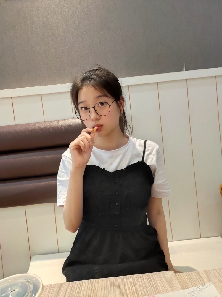 凡凡子.-湖北省·武汉市·江夏区-***-接寄拍,买家秀,视频剪辑。18岁,在校大学生,平时喜欢拍照,自己也很擅长拍照,性格活泼可爱,喜欢化妆,各种风格都可以驾驭,平时风格偏甜美,休闲,淑女。活力满满。