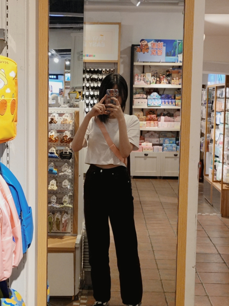 凡凡子.-湖北省·武汉市·江夏区-***-接寄拍，买家秀，视频剪辑。18岁，在校大学生，平时喜欢拍照，自己也很擅长拍照，性格活泼可爱，喜欢化妆，各种风格都可以驾驭，平时风格偏甜美，休闲，淑女。活力满满。