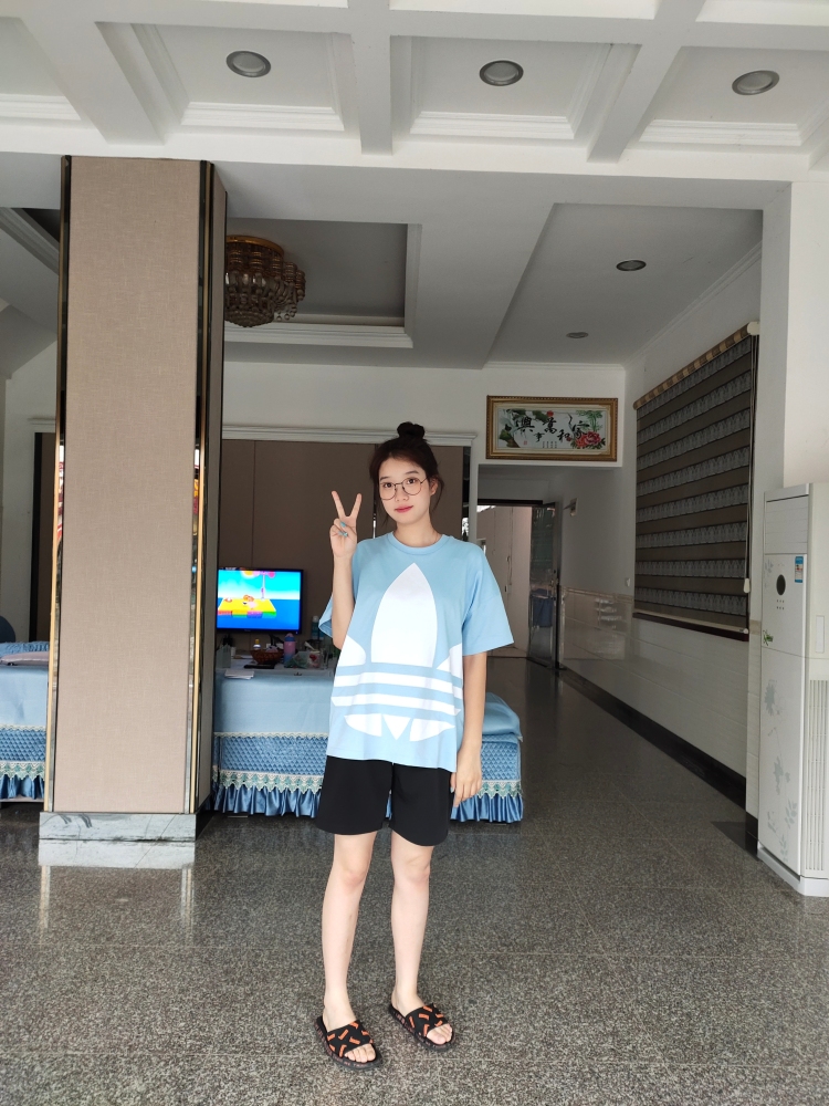 凡凡子.-湖北省·武汉市·江夏区-***-接寄拍,买家秀,视频剪辑。18岁,在校大学生,平时喜欢拍照,自己也很擅长拍照,性格活泼可爱,喜欢化妆,各种风格都可以驾驭,平时风格偏甜美,休闲,淑女。活力满满。