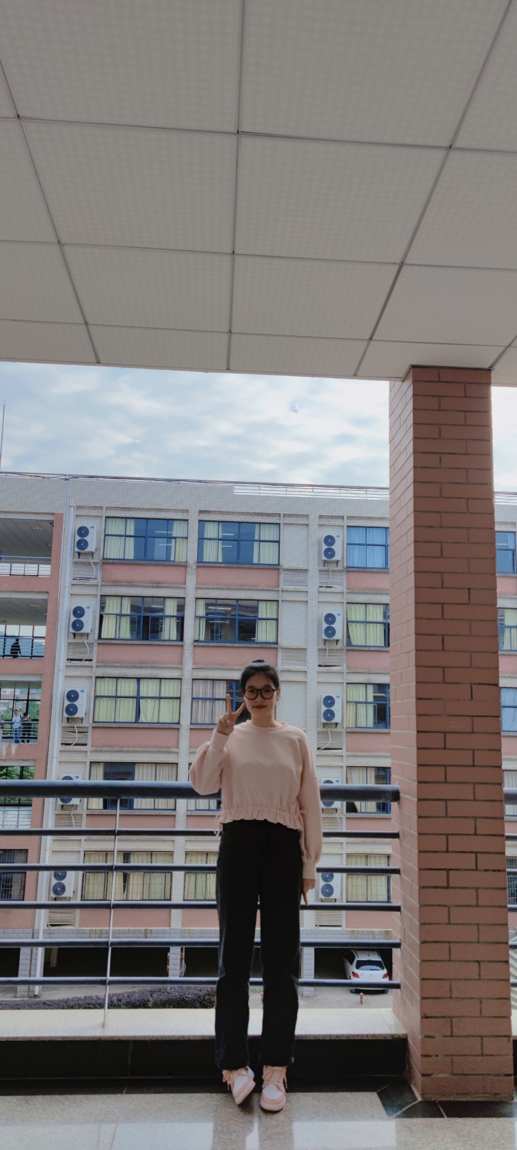 凡凡子.-湖北省·武汉市·江夏区-***-接寄拍，买家秀，视频剪辑。18岁，在校大学生，平时喜欢拍照，自己也很擅长拍照，性格活泼可爱，喜欢化妆，各种风格都可以驾驭，平时风格偏甜美，休闲，淑女。活力满满。