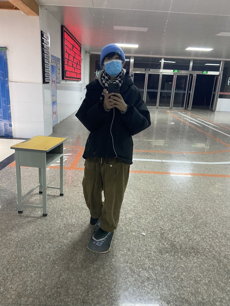 甲申-河南省·漯河市·源汇区-宇航员-我可以拍出充满少年感的买家秀，个人长得比较显小，拍照技术也不是很差，抖音粉丝不多才五百个，可以试试看我，费用少，性价比超高