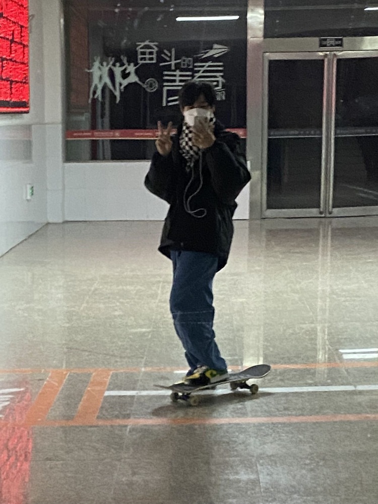 甲申-河南省·漯河市·源汇区-宇航员-我可以拍出充满少年感的买家秀，个人长得比较显小，拍照技术也不是很差，抖音粉丝不多才五百个，可以试试看我，费用少，性价比超高