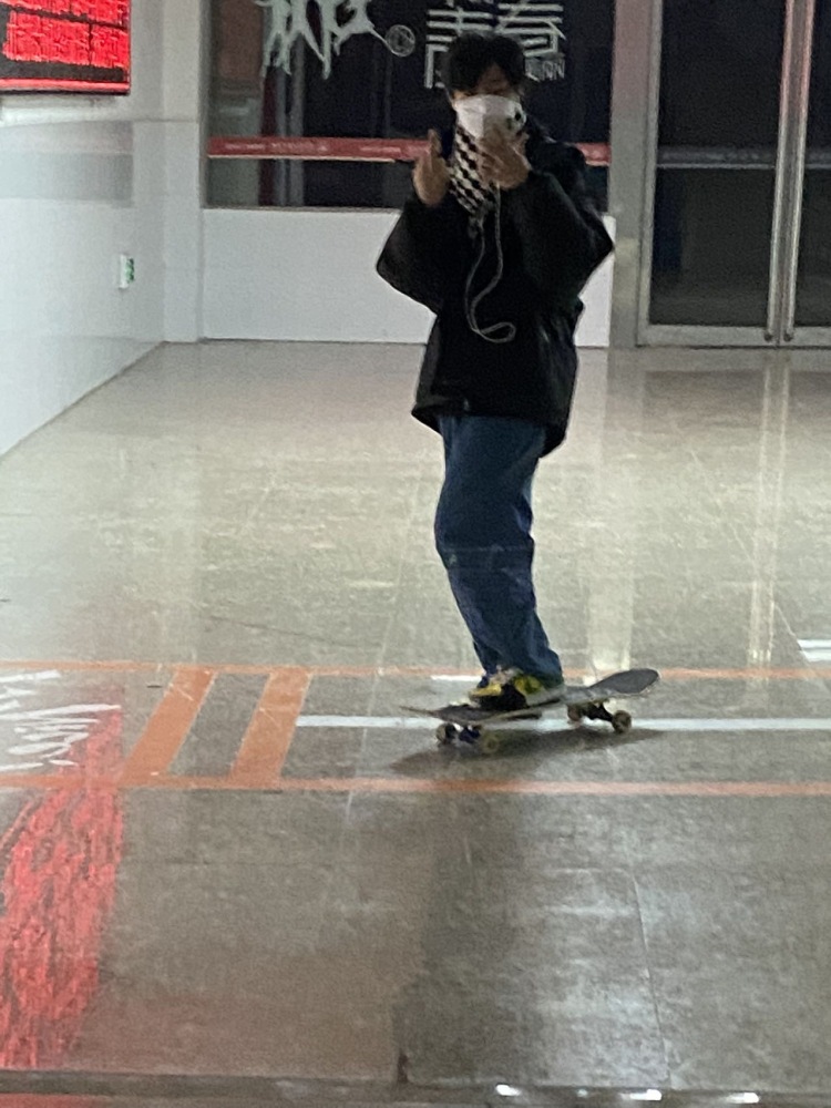 甲申-河南省·漯河市·源汇区-宇航员-我可以拍出充满少年感的买家秀,个人长得比较显小,拍照技术也不是很差,抖音粉丝不多才五百个,可以试试看我,费用少,性价比超高