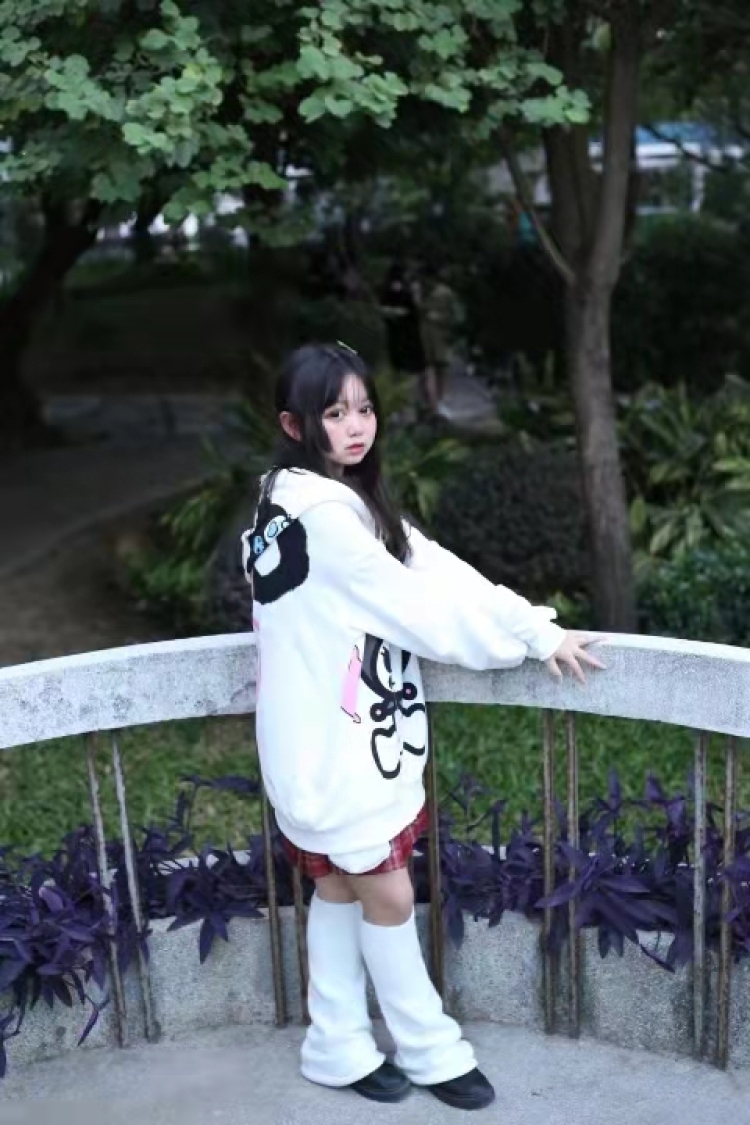 林玖-广东省·佛山市·南海区--想接单，娃娃脸，可以是化妆品、护肤品、美瞳（眼睛大）等，会p图，审核不过可以重新拍，按你方要求来.