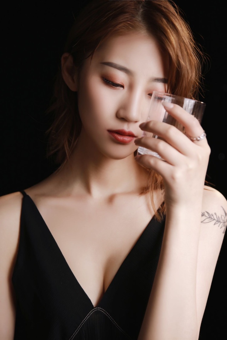 Z。-江苏省·连云港市·海州区-抖音-大家好!我是新人一枚
可接:寄拍买家秀、短视频带货、免费试用
年龄:22
身高:170CM
体重:45KG
坐标:江苏连云港
艺名:瑶乐乐
体重:45KG
粉丝:6.4万(抖音)
# 模特# #网红