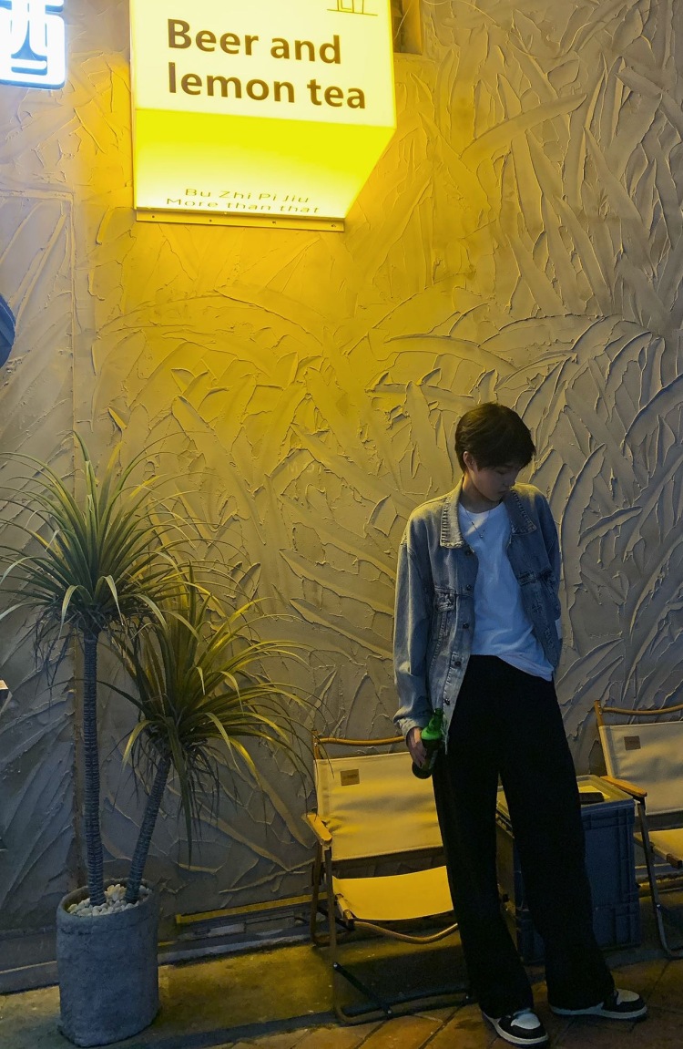 小思-广东省·广州市·越秀区-快手-接寄拍,身高169,体重100 风格比较中性风,可接无性别穿搭