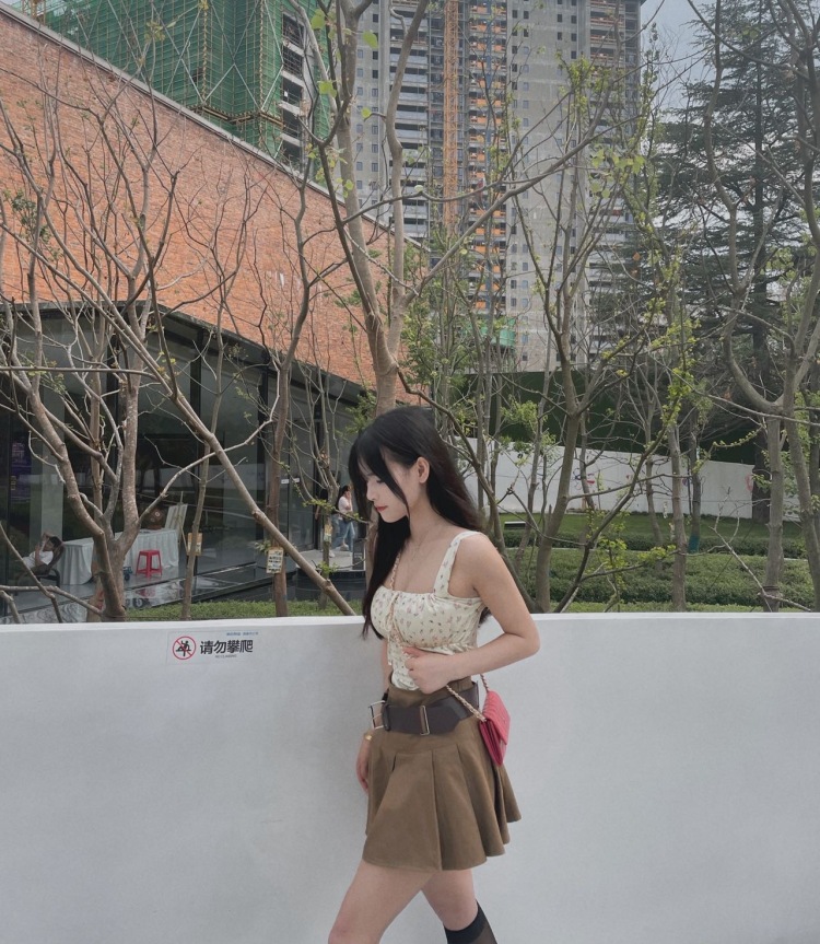 9E-贵州省·贵阳市·南明区-抖音 ***-拥有抖音粉丝4.5w 会拍摄会动作会修图,身高160cm 体重46kg