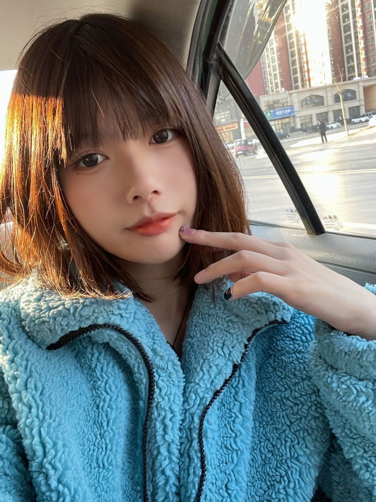 迷人-河南省·信阳市·浉河区--就单纯是个大学生 热爱拍照 也喜欢研究穿搭 假期没有事情干想做一些寄拍挣钱 而且这也是我的一个小愿望～
