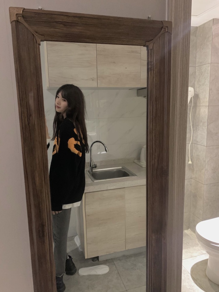 迷人-河南省·信阳市·浉河区--就单纯是个大学生 热爱拍照 也喜欢研究穿搭 假期没有事情干想做一些寄拍挣钱 而且这也是我的一个小愿望～