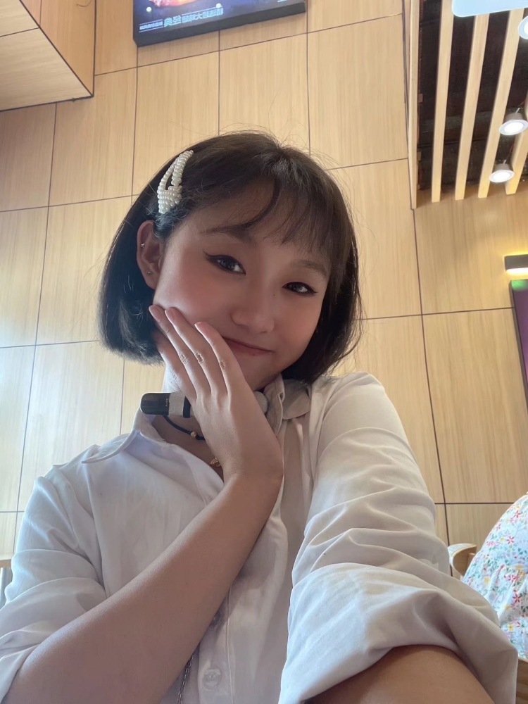 邓噔蹬 😬-四川省·泸州市·江阳区--接寄拍 化妆品 眼影 腮红 口红 等等会PS 身高162厘米 44kg 照片全是PS和化妆技巧