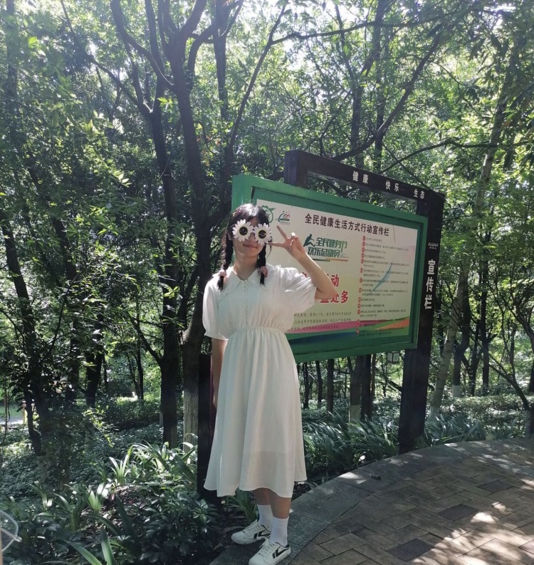 张汶静-四川省·泸州市·龙马潭区-抖音-买家秀 接寄拍 喜欢拍照 风格可以多变 可甜可辣 希望成为淘宝模特 高二学生