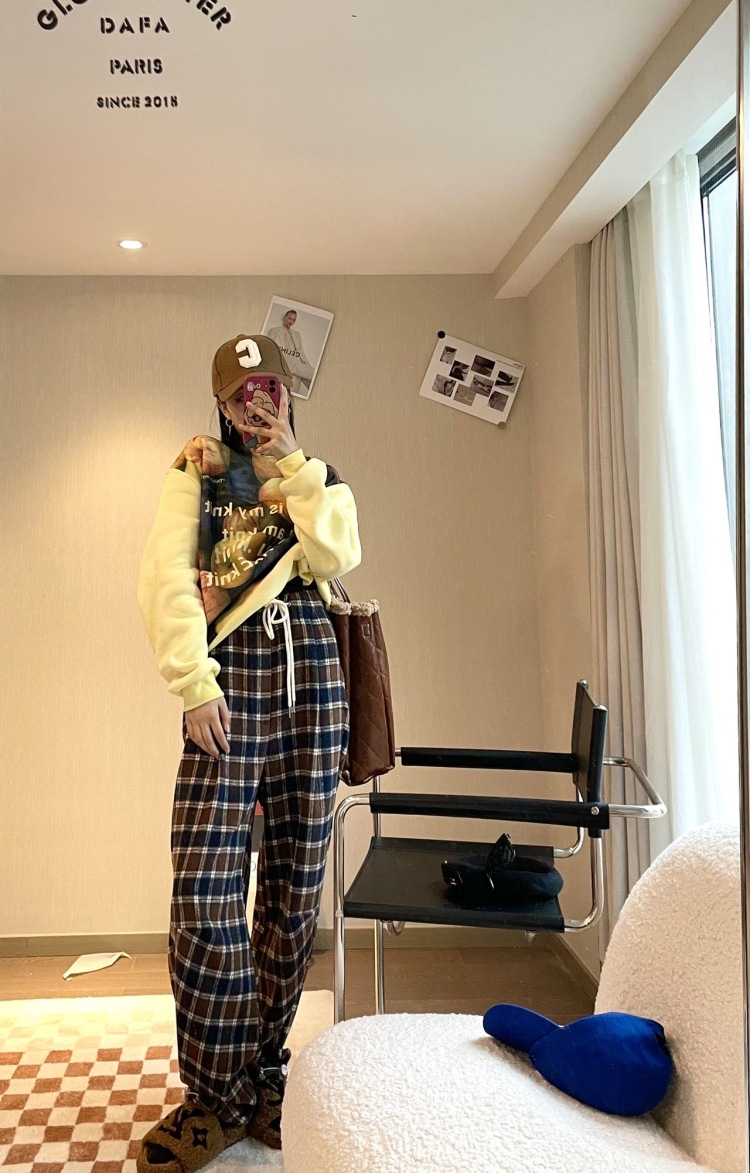 LML-浙江省·杭州市·上城区--年龄19
本人163 90
接寄拍 买家秀 出图快 会P图 饰品都可接 之前做模特穿版 风格多变根据老板们需求