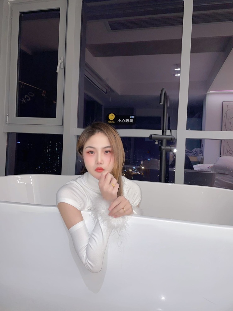 依依🍓-湖南省·岳阳市·岳阳楼区--本人喜欢拍照会p图，有专业摄影师可以拍，可接买家秀，商品拍照，同城带货直播，