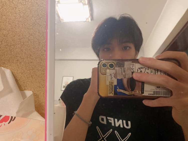 Fake Love.-陕西省·西安市·未央区-抖音-本人22身高174体重100斤目前自由职业者喜欢拍照有寄拍模特这方面的合作