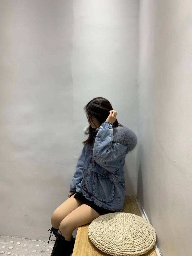 belyiu-河南省·郑州市·二七区-微博 *** 抖音-在校大学生 平时喜欢拍照  喜欢穿搭 面对镜头比较自信  会一点p图  身高160 体重44到45之间  衣服基本都是s 或者xs  🉑接买家秀 🉑同城探店 🉑街寄拍  分享日常穿搭