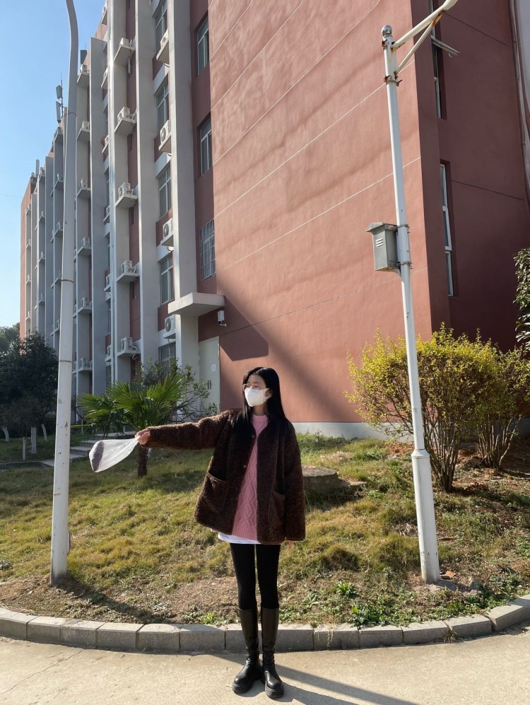 Xoxo-湖北省·武汉市·新洲区--喜欢拍照，也喜欢购物，就想用自己的爱好去自力
身高173
体重106斤
十九岁