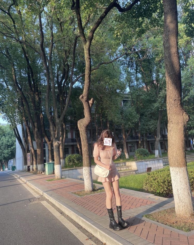小熊-湖北省·武汉市·洪山区--在校大学生，设计专业，比较喜欢拍照，修图也是老手了，什么风格都尝试，什么风格也都懂点，想着大学期间挣点外卖钱