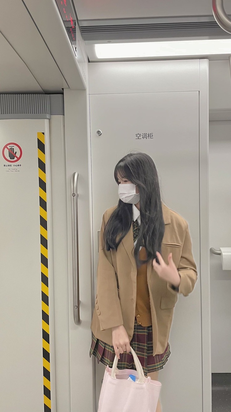 玲玲-广西壮族自治区·南宁市·西乡塘区-抖音,快手 ***-有着丰富拍照经验 能保证每张图片清晰,美瞳 衣服鞋子,帽子围巾等都可接!