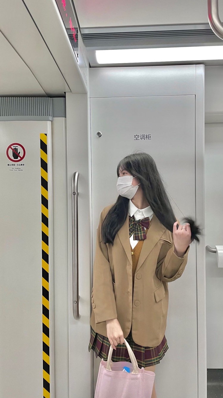 玲玲-广西壮族自治区·南宁市·西乡塘区-抖音,快手 ***-有着丰富拍照经验 能保证每张图片清晰,美瞳 衣服鞋子,帽子围巾等都可接!