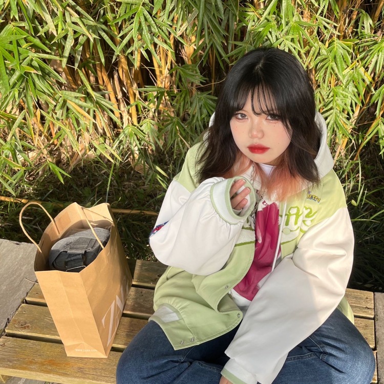 小野-贵州省·贵阳市·花溪区--我现在是一名在校大学生,专业读的是设计类,擅长美妆。可接衣服、帽子、美瞳、美妆、美食、饰品、玩具、手机壳类寄拍。