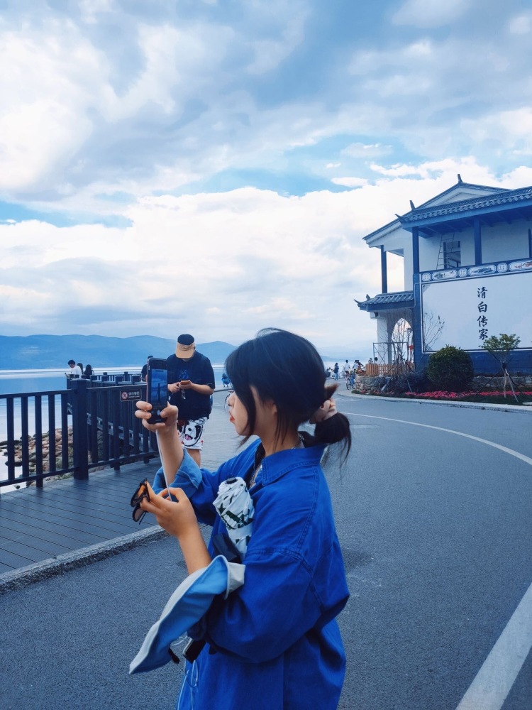 小野-贵州省·贵阳市·花溪区--我现在是一名在校大学生，专业读的是设计类，擅长美妆。可接衣服、帽子、美瞳、美妆、美食、饰品、玩具、手机壳类寄拍。