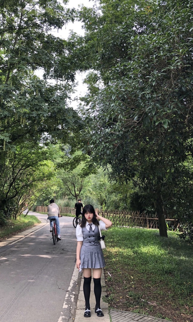 小野-贵州省·贵阳市·花溪区--我现在是一名在校大学生,专业读的是设计类,擅长美妆。可接衣服、帽子、美瞳、美妆、美食、饰品、玩具、手机壳类寄拍。