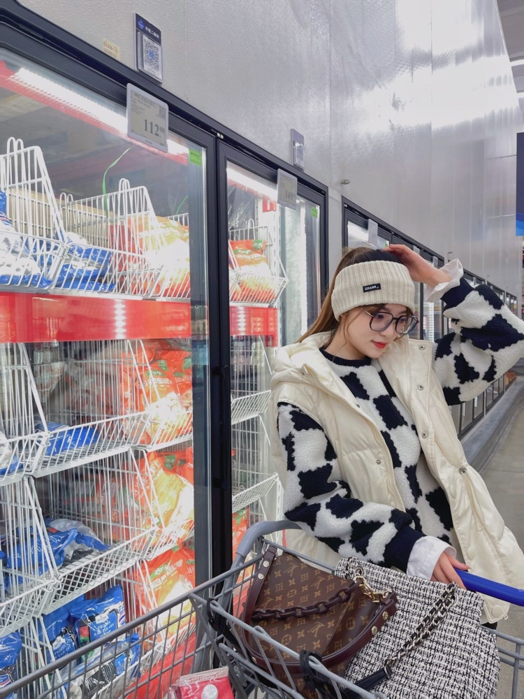 Lytttttttt_-天津市·天津市·和平区-抖音-本人接受服装，饰品，美瞳，美妆等寄拍
身高170，体重62kg
平时喜欢拍照，探店