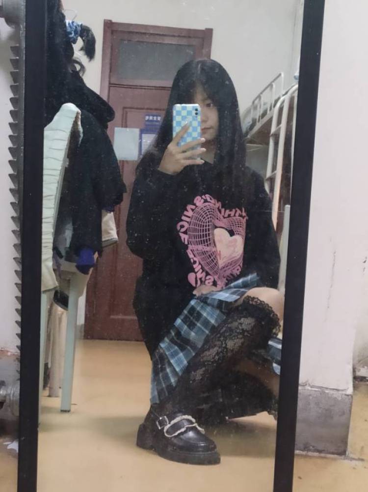 景思雨-陕西省·西安市·长安区-抖音 快手 ***-在校大学生,空闲时间都可接单。服饰,装饰品,手机壳都可,可接受多种风格穿搭,jk,洛丽塔。身高165 体重48kg