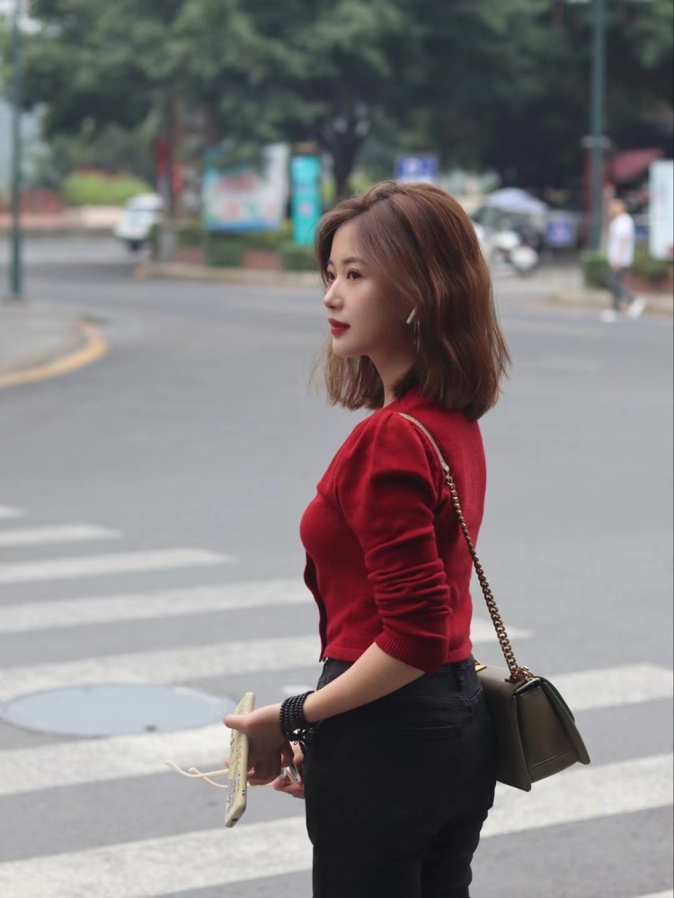 irene-重庆市·重庆市·南川区-抖音 ***-擅长弹琴，唱歌，拍摄各种风格的照片，可接服装，饰品，化妆品，探店，欢迎约拍