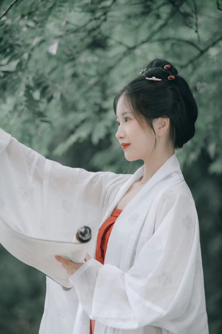 irene-重庆市·重庆市·南川区-抖音 ***-擅长弹琴,唱歌,拍摄各种风格的照片,可接服装,饰品,化妆品,探店,欢迎约拍