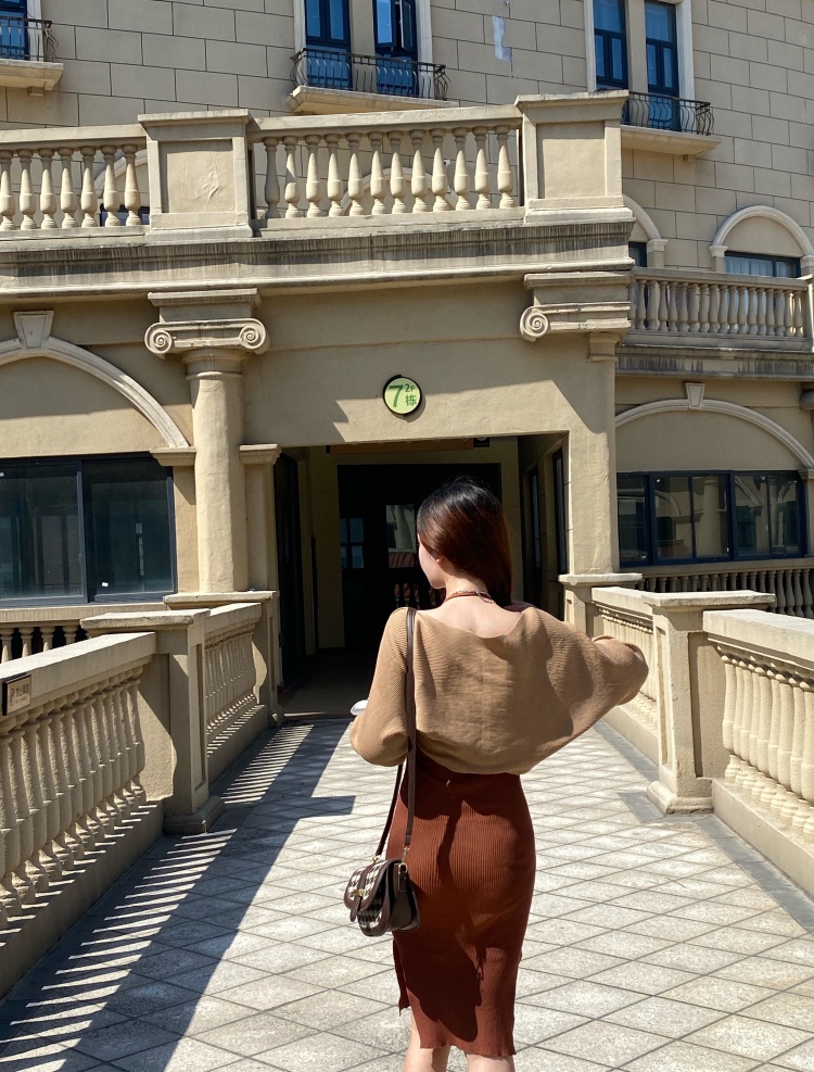 Q-河南省·漯河市·召陵区--身高166体重110
快手抖音都略有接触
接寄拍衣服 化妆品首饰包包等
风格可随意切换
平常爱好化妆穿搭拍照p图
本人性格开朗欢迎老板接单～