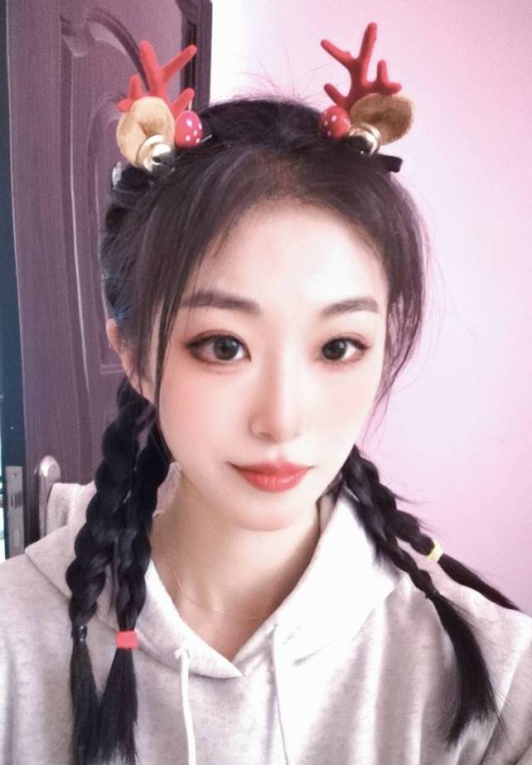 啾一口香菜-黑龙江省·大庆市·萨尔图区--身材很好,会P图,ins和甜酷风很在行,会唱歌跳舞,可接买家秀和寄拍