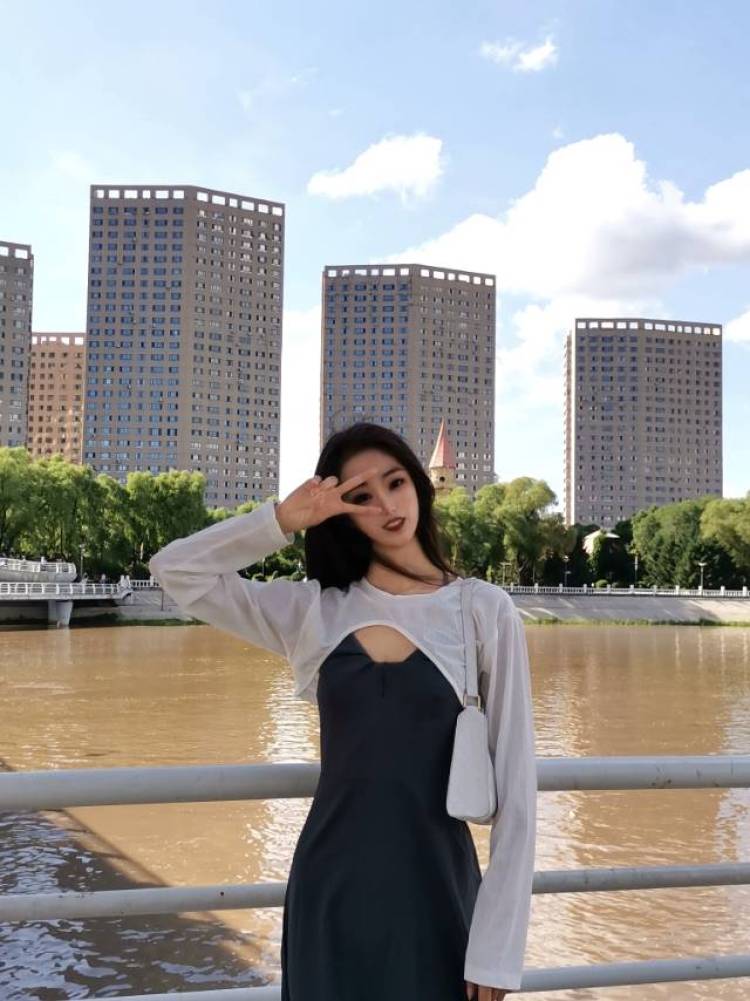 啾一口香菜-黑龙江省·大庆市·萨尔图区--身材很好,会P图,ins和甜酷风很在行,会唱歌跳舞,可接买家秀和寄拍