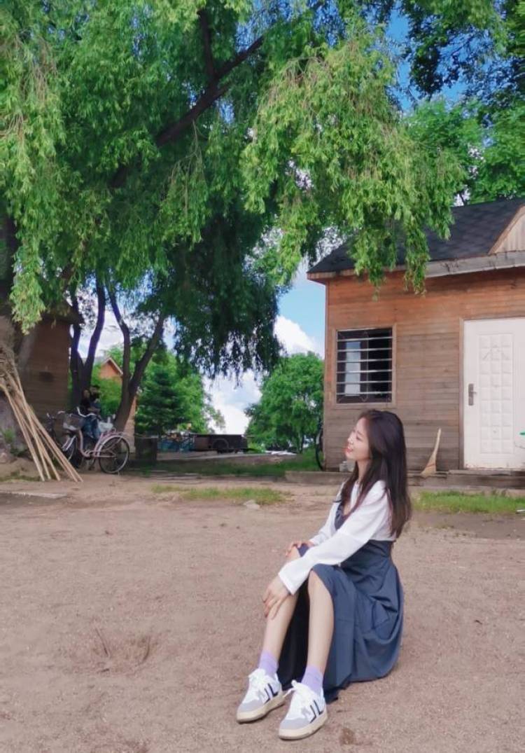 啾一口香菜-黑龙江省·大庆市·萨尔图区--身材很好,会P图,ins和甜酷风很在行,会唱歌跳舞,可接买家秀和寄拍