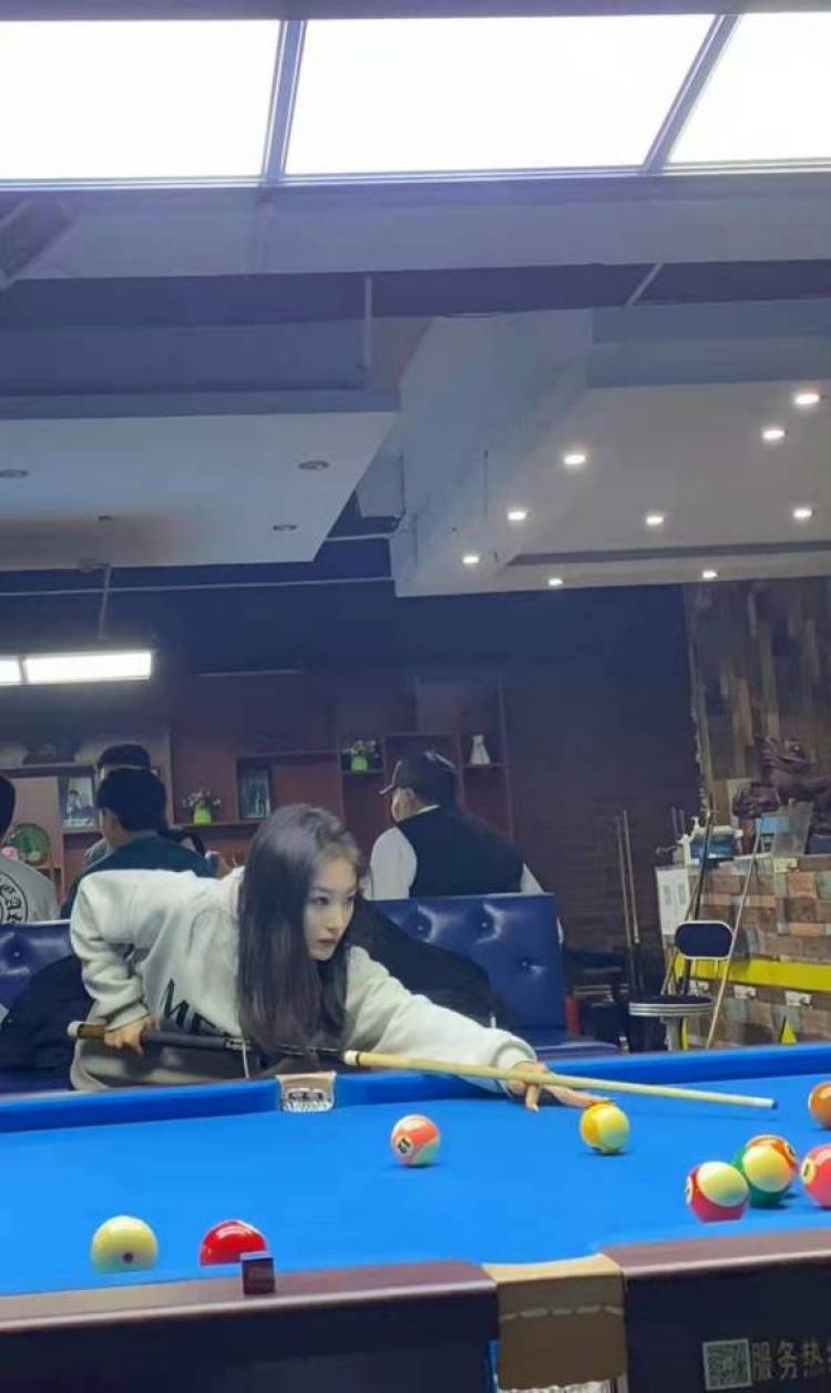 啾一口香菜-黑龙江省·大庆市·萨尔图区--身材很好,会P图,ins和甜酷风很在行,会唱歌跳舞,可接买家秀和寄拍