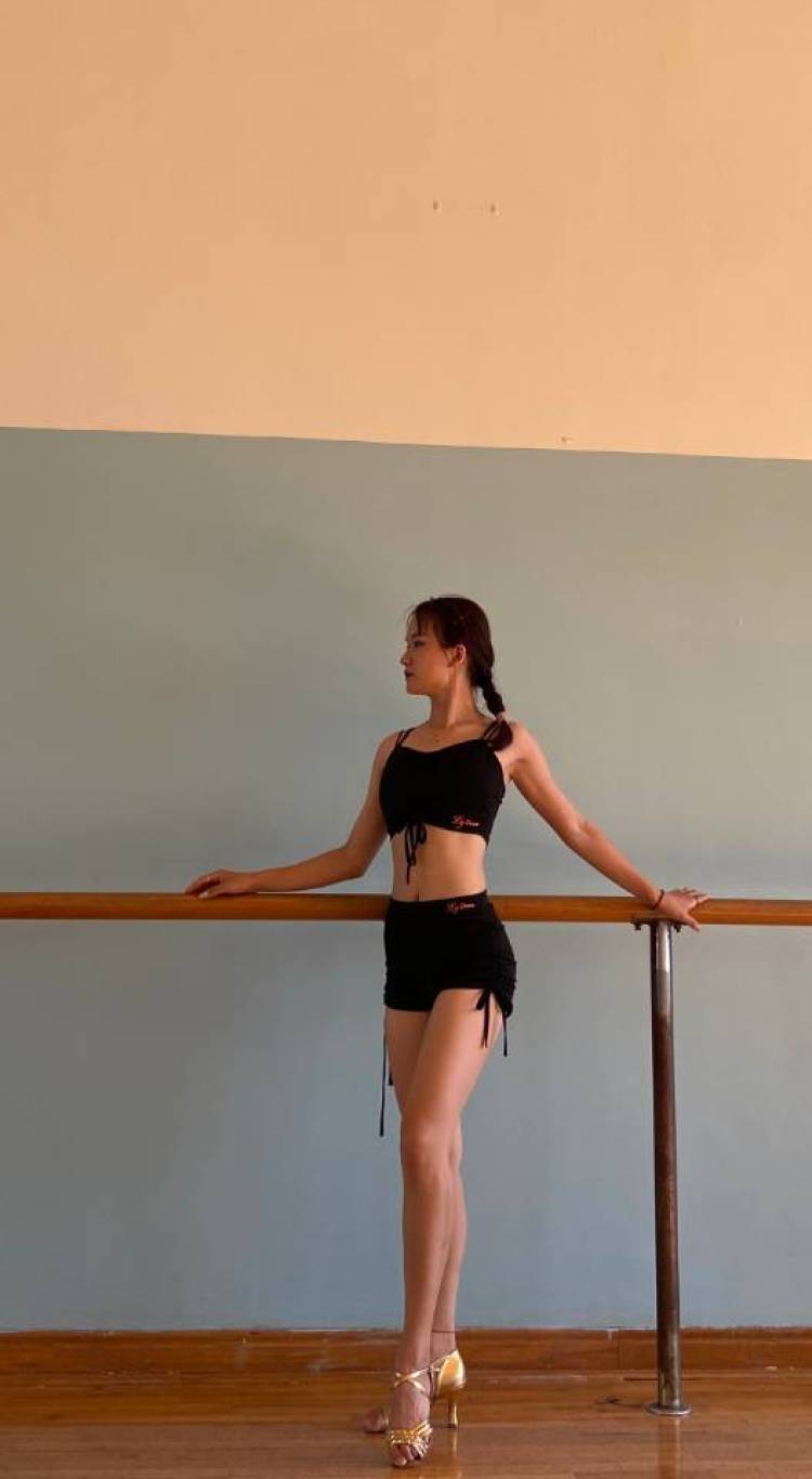 Xibei💕-河北省·邢台市·任县-抖音-舞蹈生，12年舞龄，做过主播，也给服装店拍过衣服，身高160体重86斤
