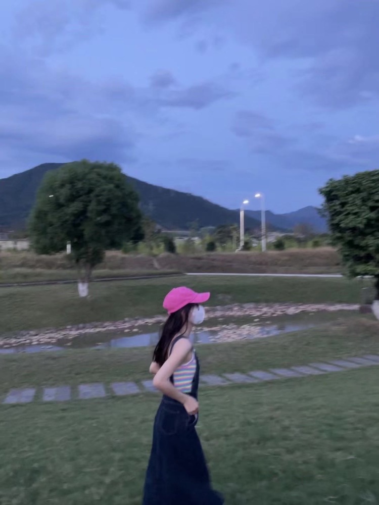E thereal-广西壮族自治区·柳州市·鱼峰区--本人热爱拍照,擅长摆拍,可做买家秀,寄拍模特,会写***笔记,会发微博,会弄抖音小视频,做事认真负责,诚信第一,平时喜欢看***,淘宝,微博,研究搭配,p图软件和p图方法,欢迎合作!