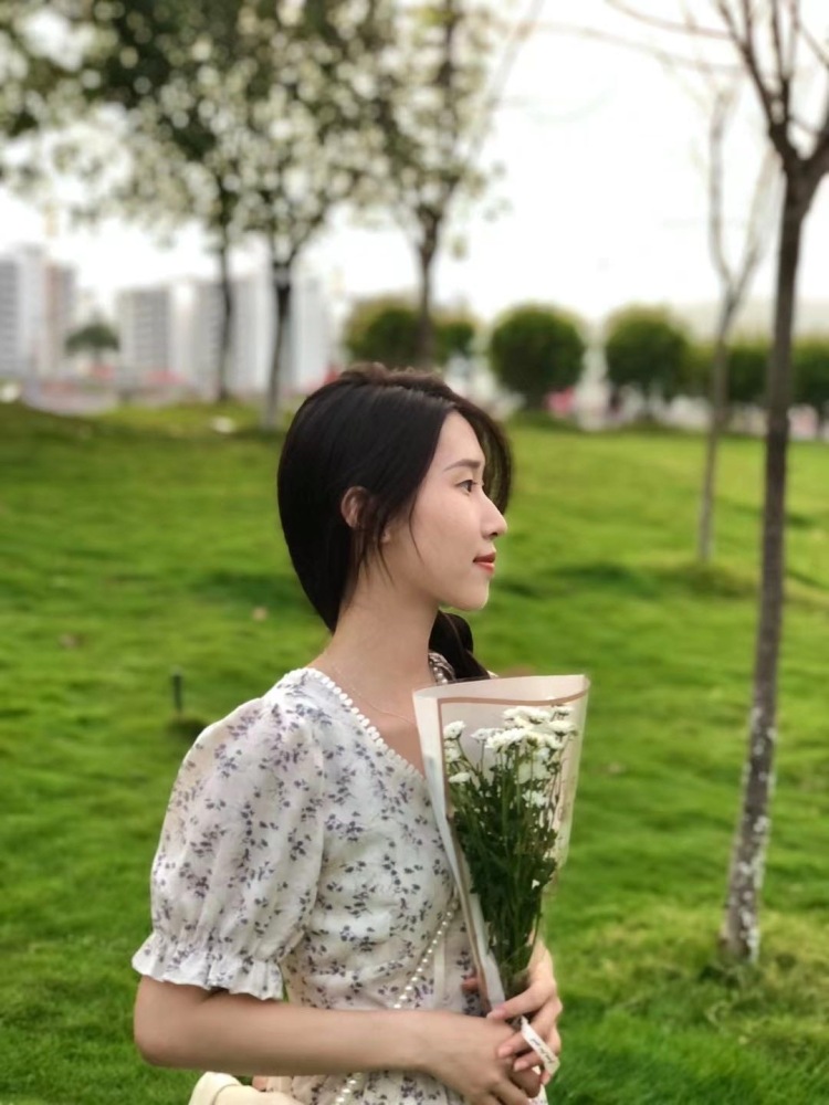 E thereal-广西壮族自治区·柳州市·鱼峰区--本人热爱拍照,擅长摆拍,可做买家秀,寄拍模特,会写***笔记,会发微博,会弄抖音小视频,做事认真负责,诚信第一,平时喜欢看***,淘宝,微博,研究搭配,p图软件和p图方法,欢迎合作!